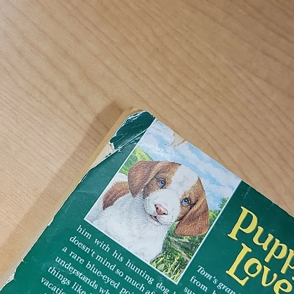 8 paperback books about dogs.‎